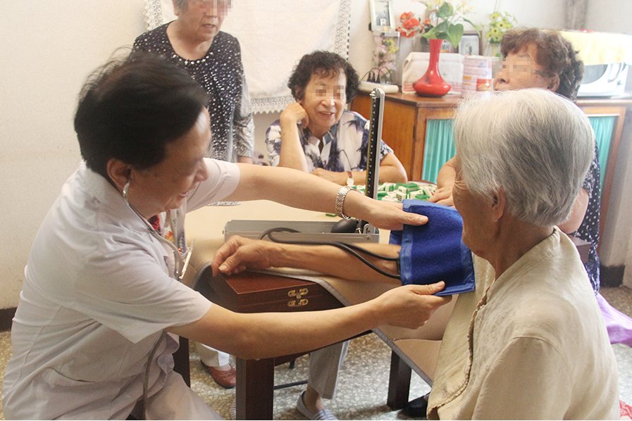 北京国丹医院志愿者服务队义诊进社区,看望空