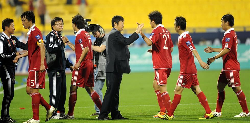 图为2011年1月8日，中国队主教练高洪波（右四）在比赛后与球员于海（右三）等击掌致意。当日，在多哈举行的2011年亚洲杯足球赛A组比赛中，中国队以2比0战胜科威特队。