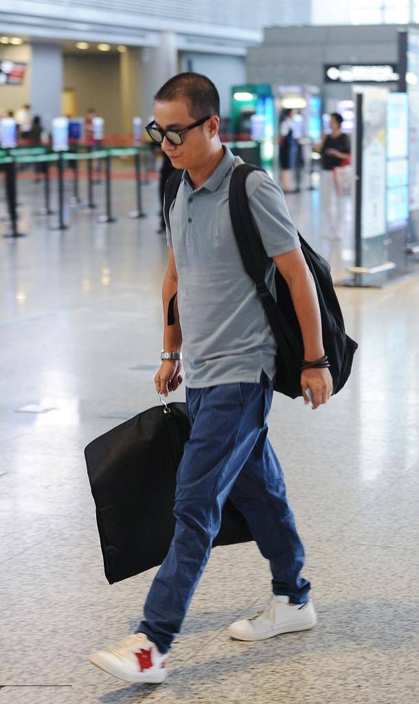 文章低调现身,小平头抢镜,不见马伊琍身影