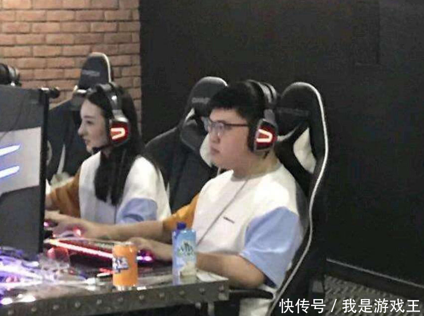 Uzi和女友奥咪深夜网吧吃鸡?结果Uzi哭了,带