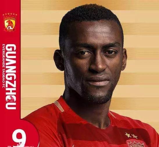 恒大公布新号码暗藏玄机 保利尼奥挤掉1人改踢