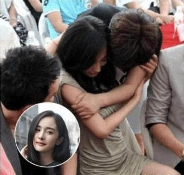 杨幂出镜时为什么喜欢都捂住胸口?