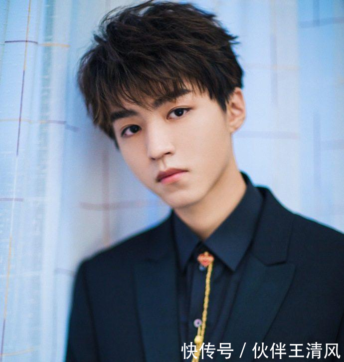 王俊凯收拾行李箱, 出一点小意外, 视觉上看有一