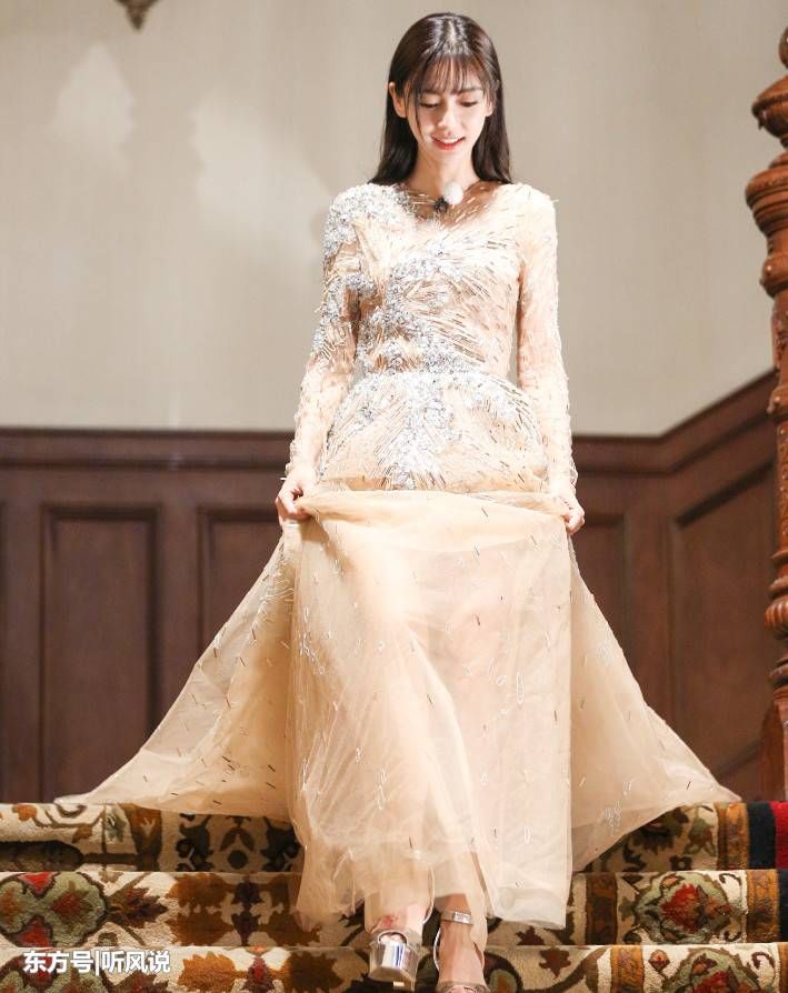 杨颖穿镂空裙好淑女,后背塞麦的接收器还这么