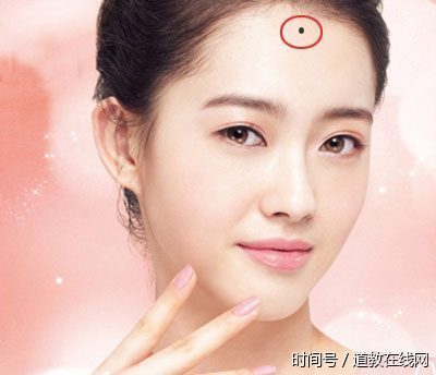 假如一个人的额头生得天庭饱满,并且在迁移宫处生有痣的话,其人也许