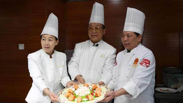 图|试点研修班学员沈阳鹿鸣春饭店有限公司名誉董事长刘敬贤现场烹饪