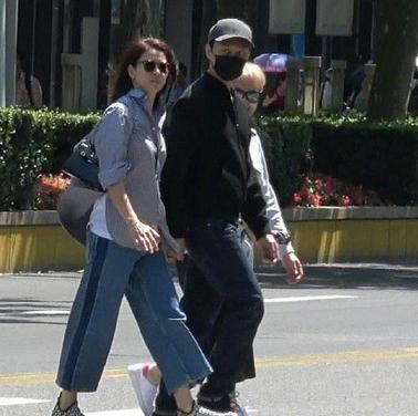 袁咏仪素颜和张智霖甜蜜逛街,娱乐圈还有哪些