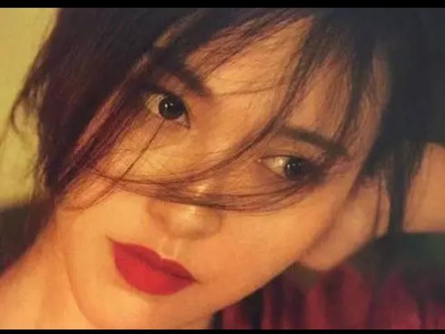 15岁的叶乔独自外出打工,在一家餐厅做服务员,18岁时年少无知的叶乔被