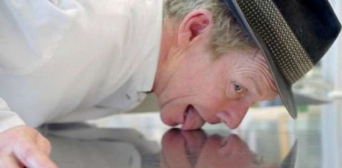 欧洲男子专门舔最脏的地方, 号称最强舔王