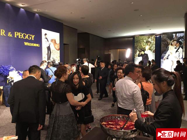 婚宴现场，温馨热闹，媒体宾客齐聚。