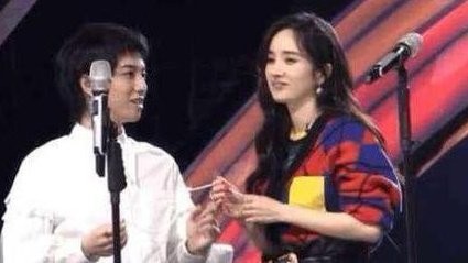 《明日之子2》杨幂玩华晨宇衣服带子 网友:这