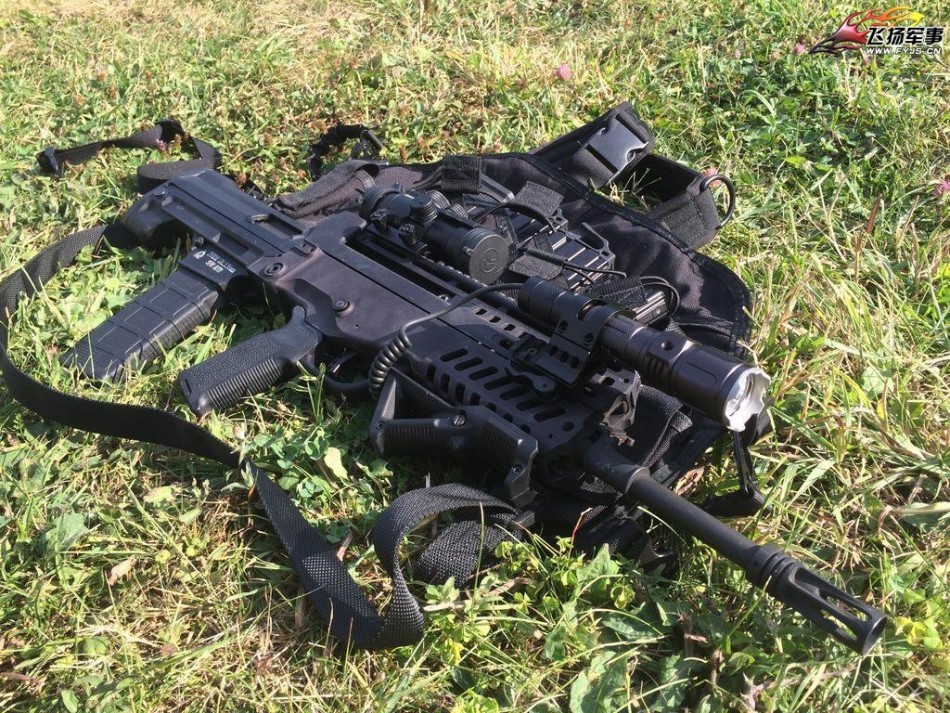 97式步枪的设计深受90年代轻武器设计风格影响，任何模块化设计都围绕着特有部件，它具有一个提把导轨，但是只适用于中国制军用光学瞄具，它配有消焰器，但是被焊接固定在枪管上，它使用非标公制膛线，作为一个gcd国家生产的产品，这款枪将使用者适应性作为设计的第二因素，与其他轻武器设计思想不同的是，定制化以及标准化并没有在这款枪上得到体现。