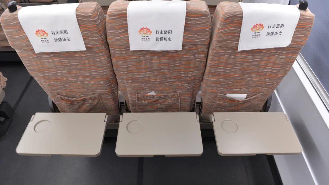 动车上的小桌板、衣帽钩、行李架,你用对了吗?正确打开方式→ 动车上的小桌板、衣帽钩、行李架,你用对了吗?正确打开方式→