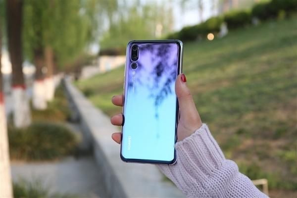 友商千元机都用OLED屏了,华为旗舰却不怎么用