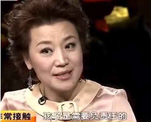 连登11次春晚,因不务正业被收回艺名,如今二婚