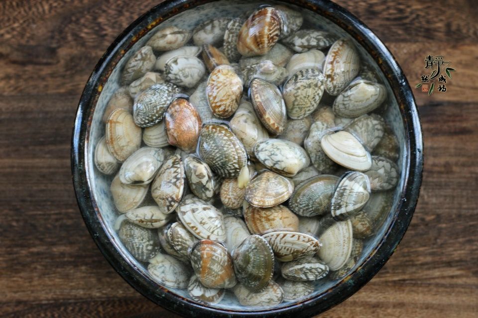 2,葱切象眼片,姜和蒜都要切成末,干辣椒掰成段,孩子吃的话可以不放干