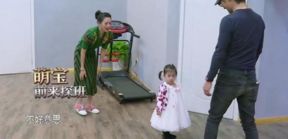 章子怡带女儿录节目 醒醒小小年纪气场超过妈