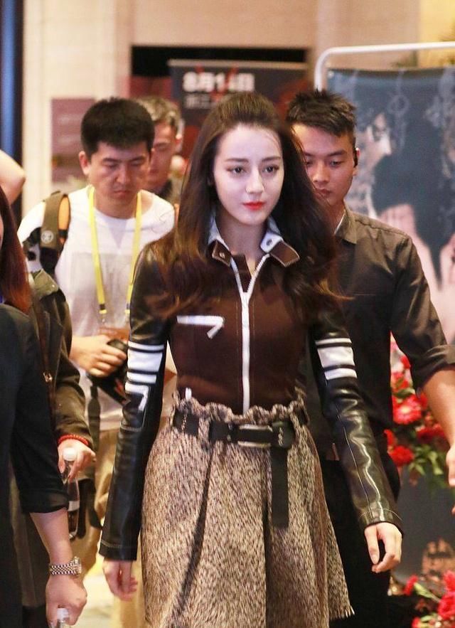 迪丽热巴豹纹裙子配皮靴,尽显美腿,尴尬的上身