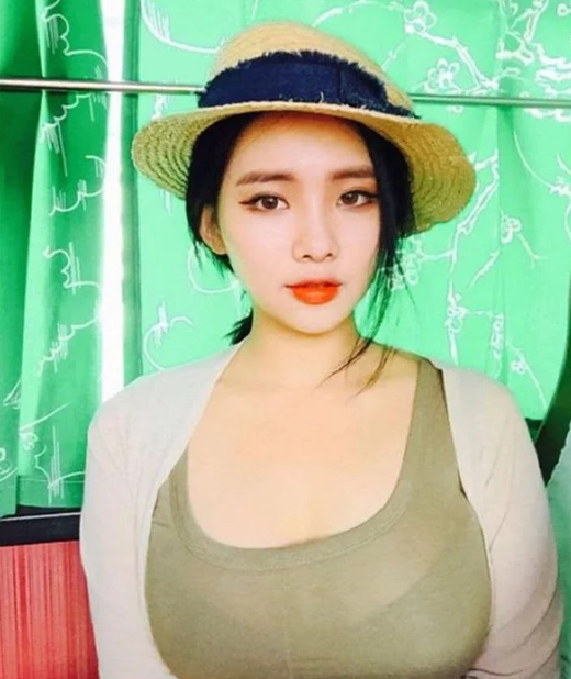 韩国网红美女号称“西瓜妹” 上围傲人