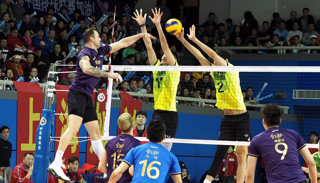 雄鸡唱晓：北汽男排绝处逢生扳回一城