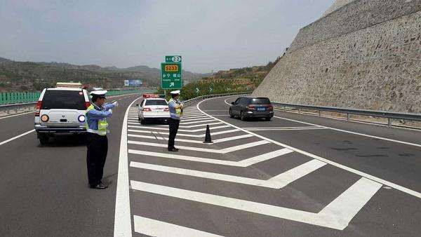 出租车显示屏打出"我被打劫请报警!" 多部门紧急布控