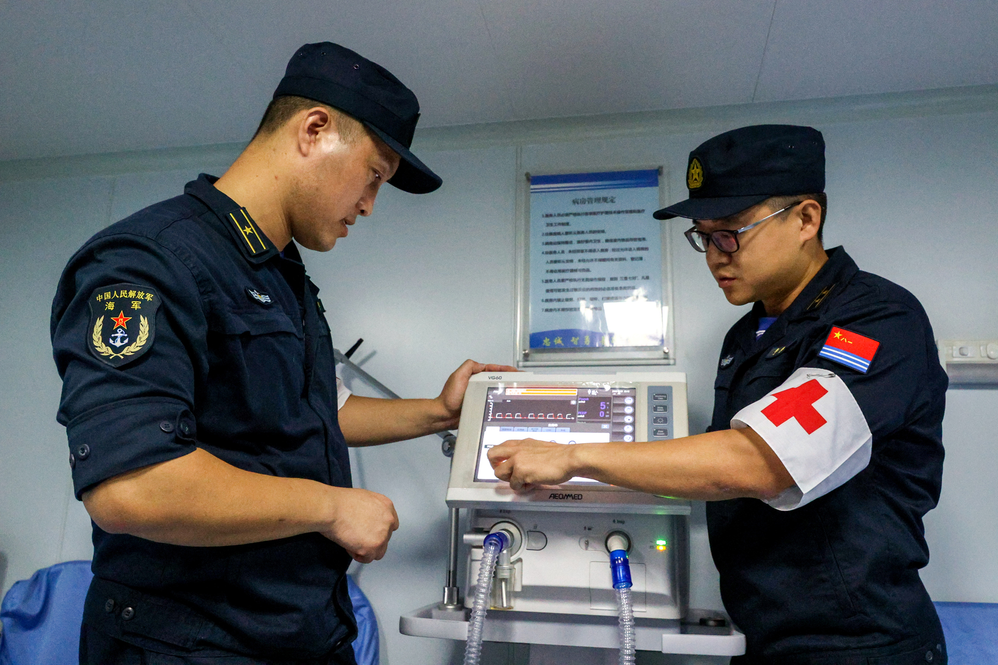 巡诊结束后,军医和卫生员开始日间诊疗和心理健康疏导,为身体不适的