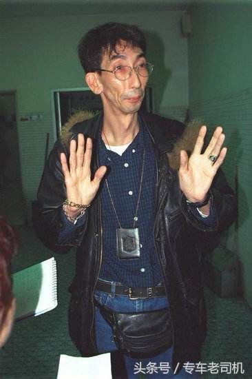 年,主演由凌子执导的剧情影片《三宝闹深圳》,合作主演刘晓庆,陈裕德