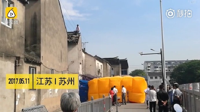 男子跳楼犹豫 大妈楼下陪蹲一宿:这没重播 男子跳楼犹豫 大妈楼下陪蹲一宿:这没重播