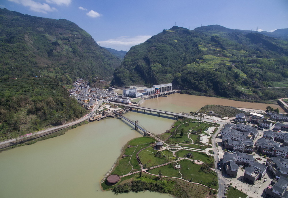 这是芦山县飞仙关镇（3月30日摄）。 新华社记者 江宏景 摄

芦山地震后，四川省雅安市坚持“美丽雅安、生态强市”的发展定位，有序推进国家生态文化旅游融合发展试验区建设，打造了三条百公里百万亩特色产业经济走廊，创建龙门古镇和飞仙关镇两个“4A”景区，化“绿水青山”为“金山银山”，促进生态优势向经济效益有效转化。此外，雅安市还依托重建新村，大力发展观光农业、农事体验、乡村旅游等新业态，一批灾后重建新村走上了产村相融、农旅结合的发展新路子。截至2015年底，全市旅游综合收入达到152.33亿元，比2012年增长了91.2%。