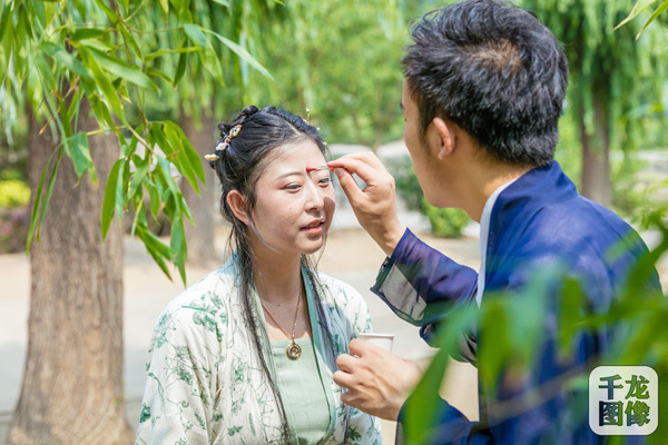 千年端午民俗:美女着汉服点朱砂