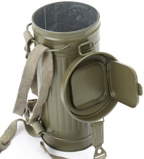 二战时,德军为何都爱在脖子上挂一个铁罐?很多老兵都不一定知道