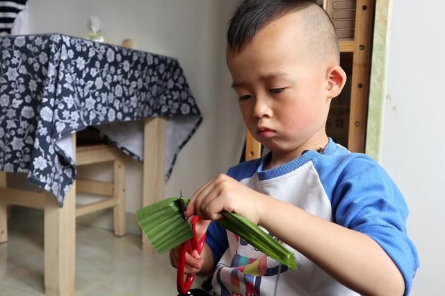 4岁宝宝动手学做早餐:野外采粑叶,包出最香的