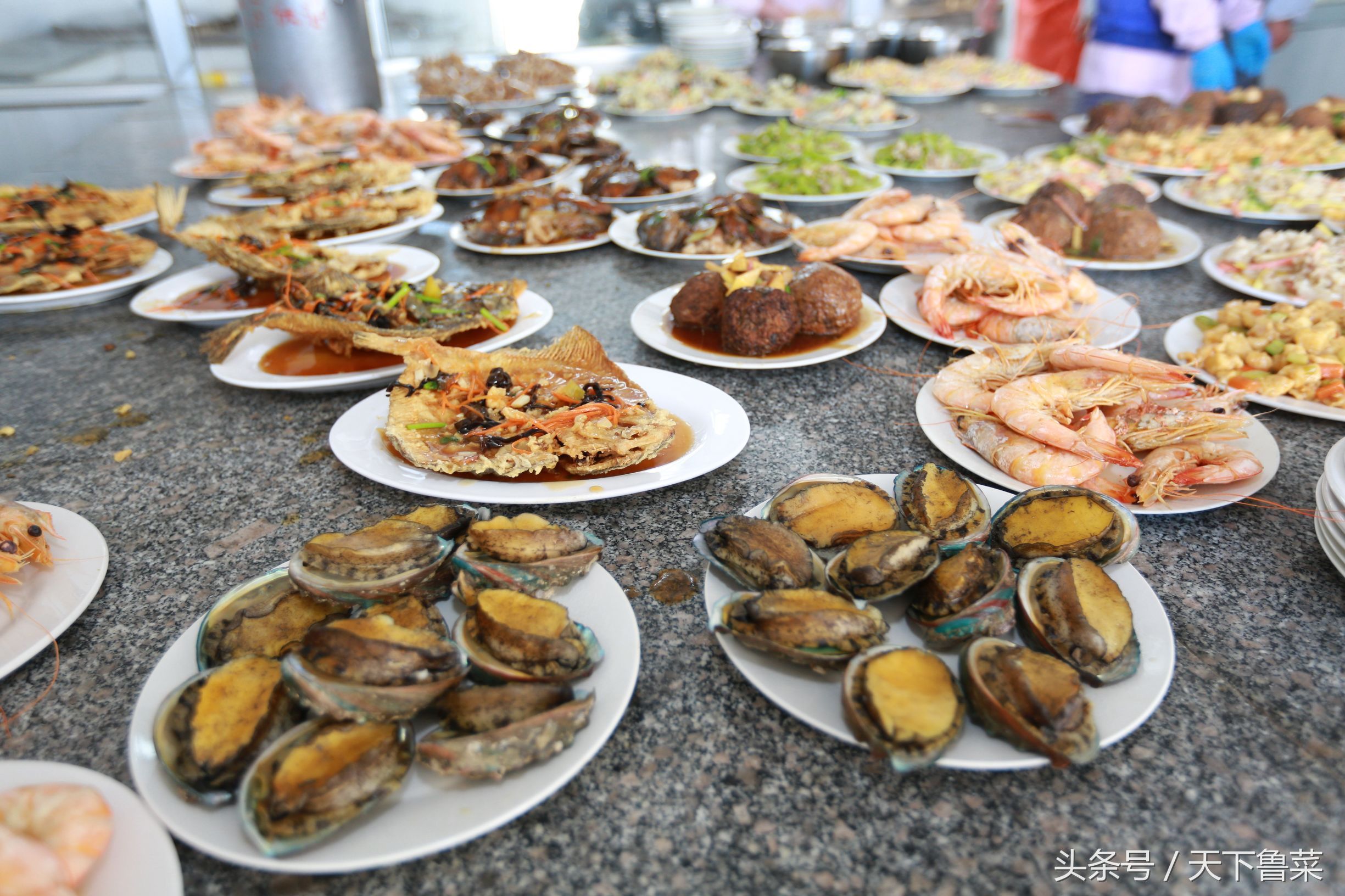 实拍:现场送168个千元红包,一对夫妇25载敬老