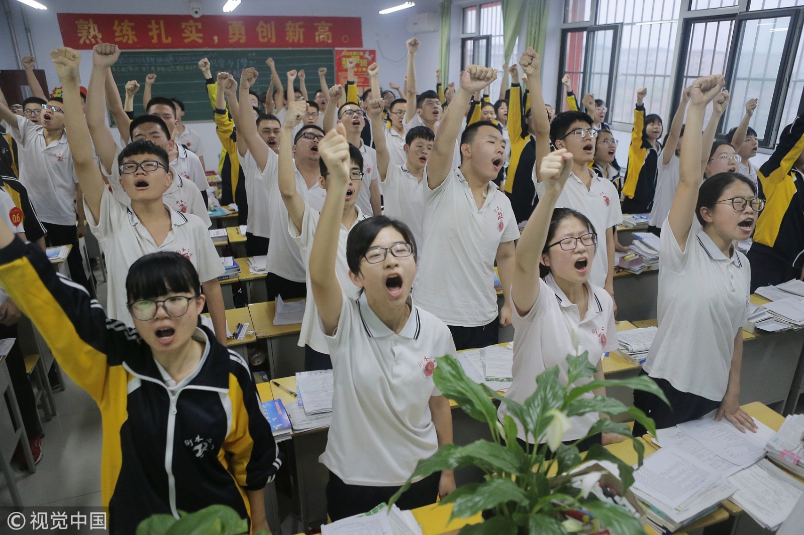 5月6日，河北衡水二中的高三学生在进行课前宣誓。这是这所学校所有年级每个班每天都会进行的功课，这种方式既可以宣泄压力，又可以振奋精神。三年高中，梦圆高考，这群学子渴望通过高考走上更高的平台，实现自己的人生梦想。