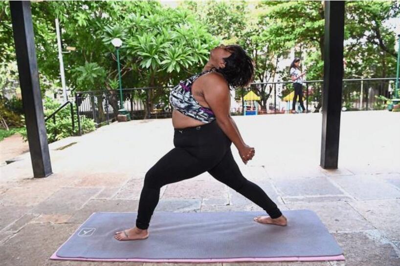 印度180斤胖妹自学瑜伽走红 国内外粉丝追看视频