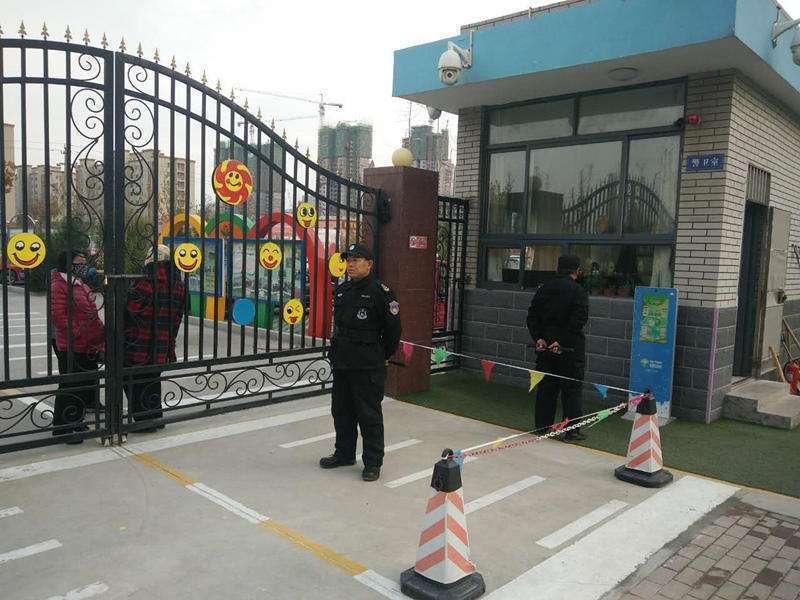 带走罚站女教师的派出所副所长被免去职务,并