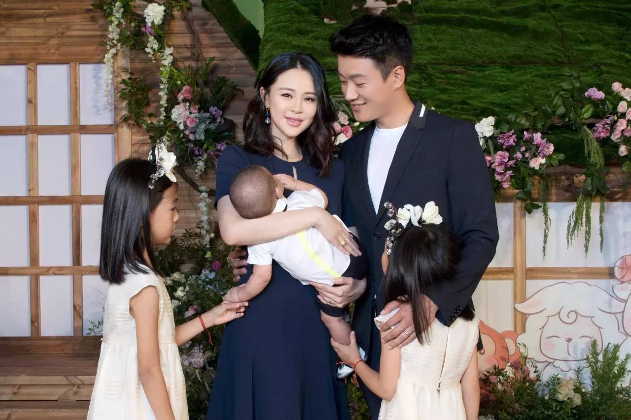 佟大为给第三胎小儿子办百日宴,首曝全家福 佟大为给第三胎小儿子办百日宴,首曝全家福