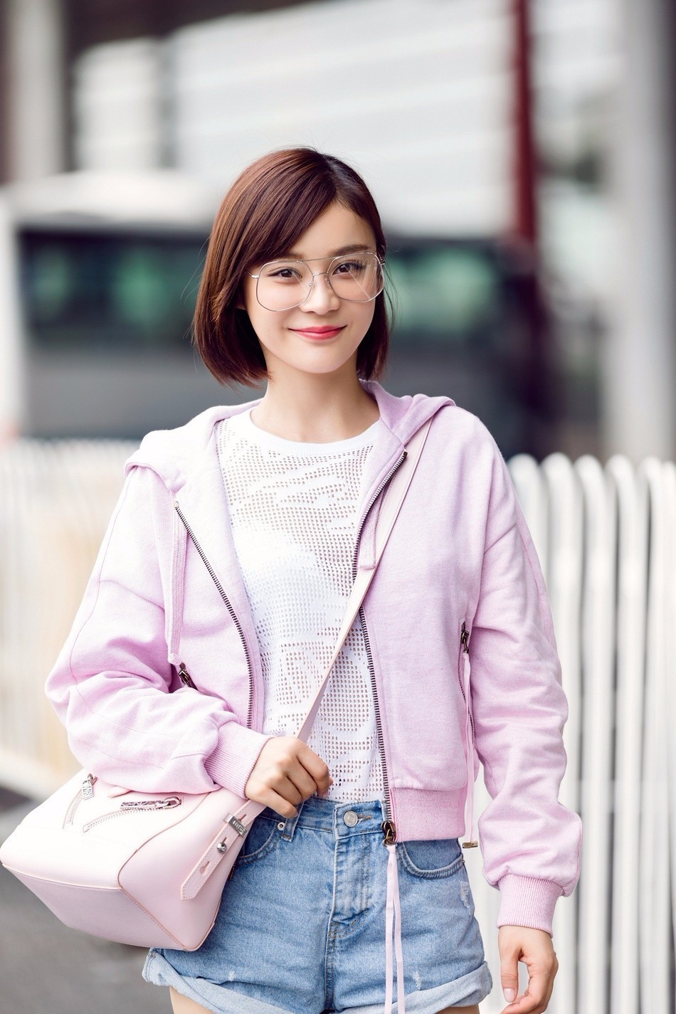 少女风!袁姗姗粉色外套搭牛仔短裤秀美腿