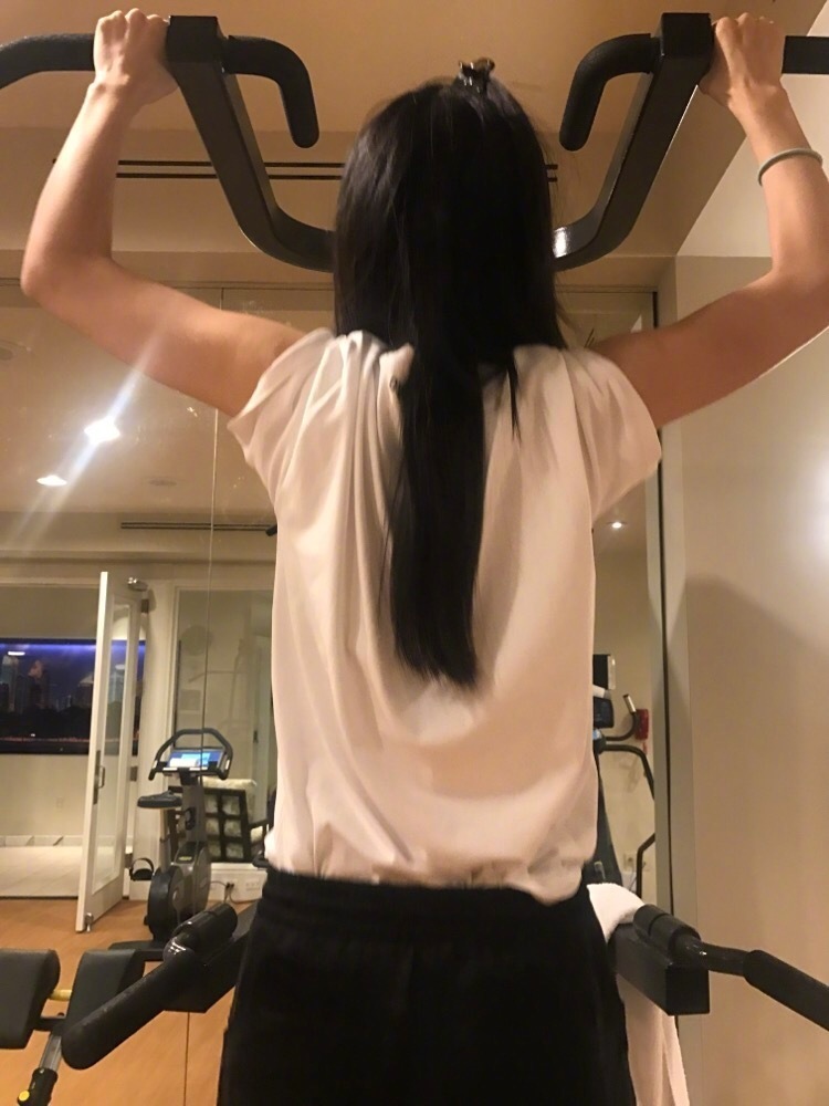 angelababy晒健身照 小细胳膊上也有肌肉
