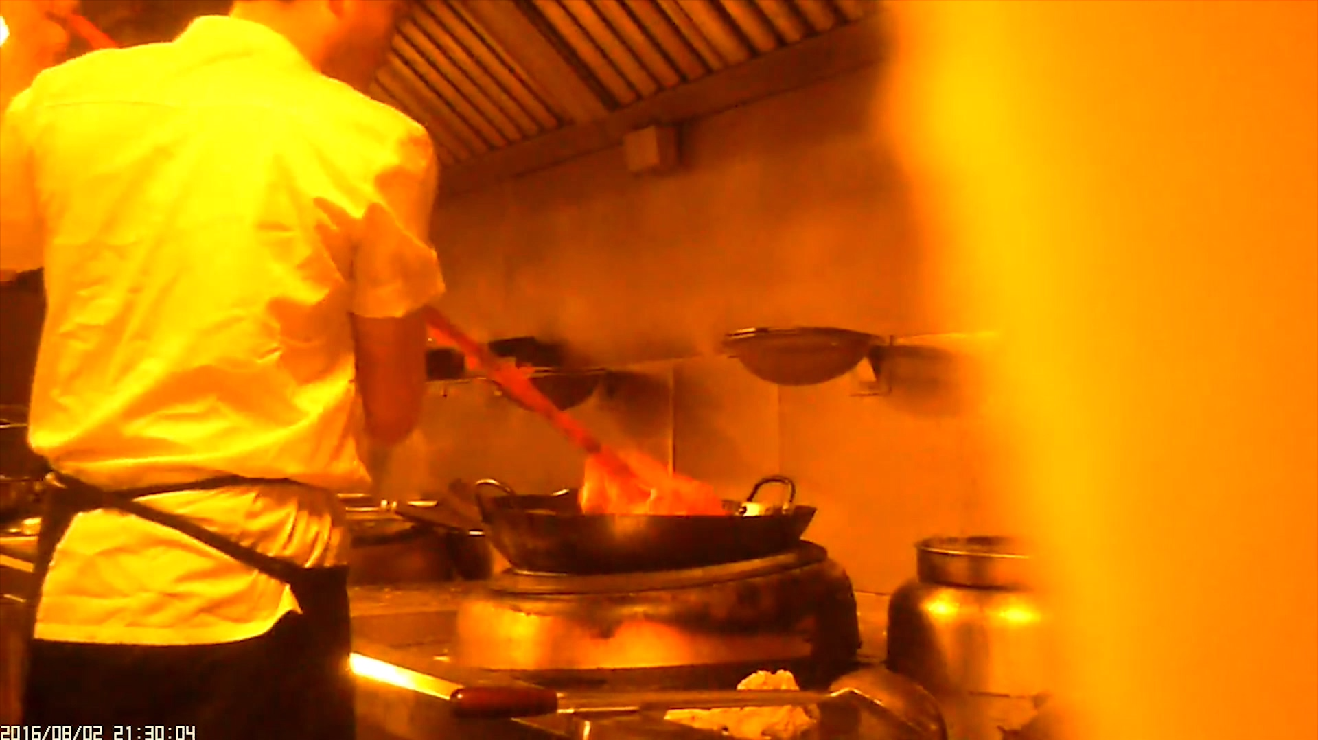 暗访俏江南黑厨:炒菜锅洗扫把 臭鱼冒充活桂鱼 暗访俏江南黑厨:炒菜锅洗扫把 臭鱼冒充活桂鱼