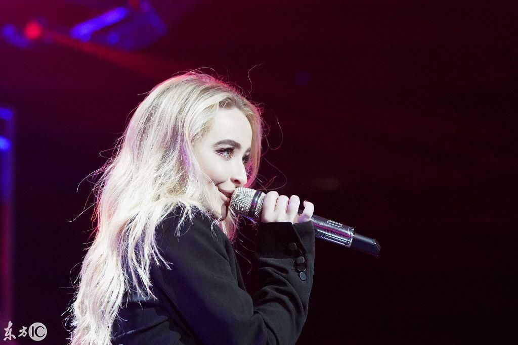 "美国歌手萨布丽娜·卡彭特(sabrina carpenter)嗓音独特,唱跳俱佳,一