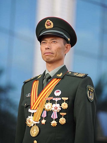 王忠心，原第二炮兵96213部队70分队班长、一级军士长，安徽休宁人，1968年9月出生，1986年12月入伍，第二炮兵96213部队技术营测试一连控制技师，一级军士长。入伍27年来，王忠心心系使命、安心本职、扎根岗位、爱军精武，参加了多次实弹发射任务，参与完成了某型号导弹移交和某新型导弹武器的接受检测，先后两次荣立三等功，多次被评为“优秀士兵”。2000年以来，连续10年被评为“旅技术骨干”，2次被评为“基地技术尖子”。2005年、2006年，连续2次获全军“优秀士官人才奖”。2010年，被评为“基地军事训练标兵”、“二炮十大优秀士官”，全军“爱军精武标兵”。第十二届全国人大代表。