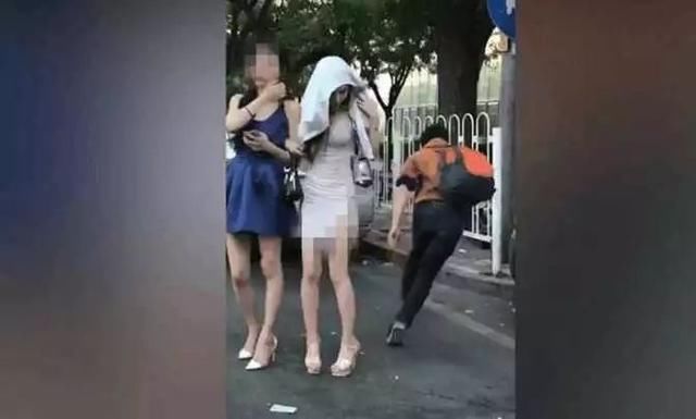 男子趁美女等车时偷吻对方的脚!网友:真是个变