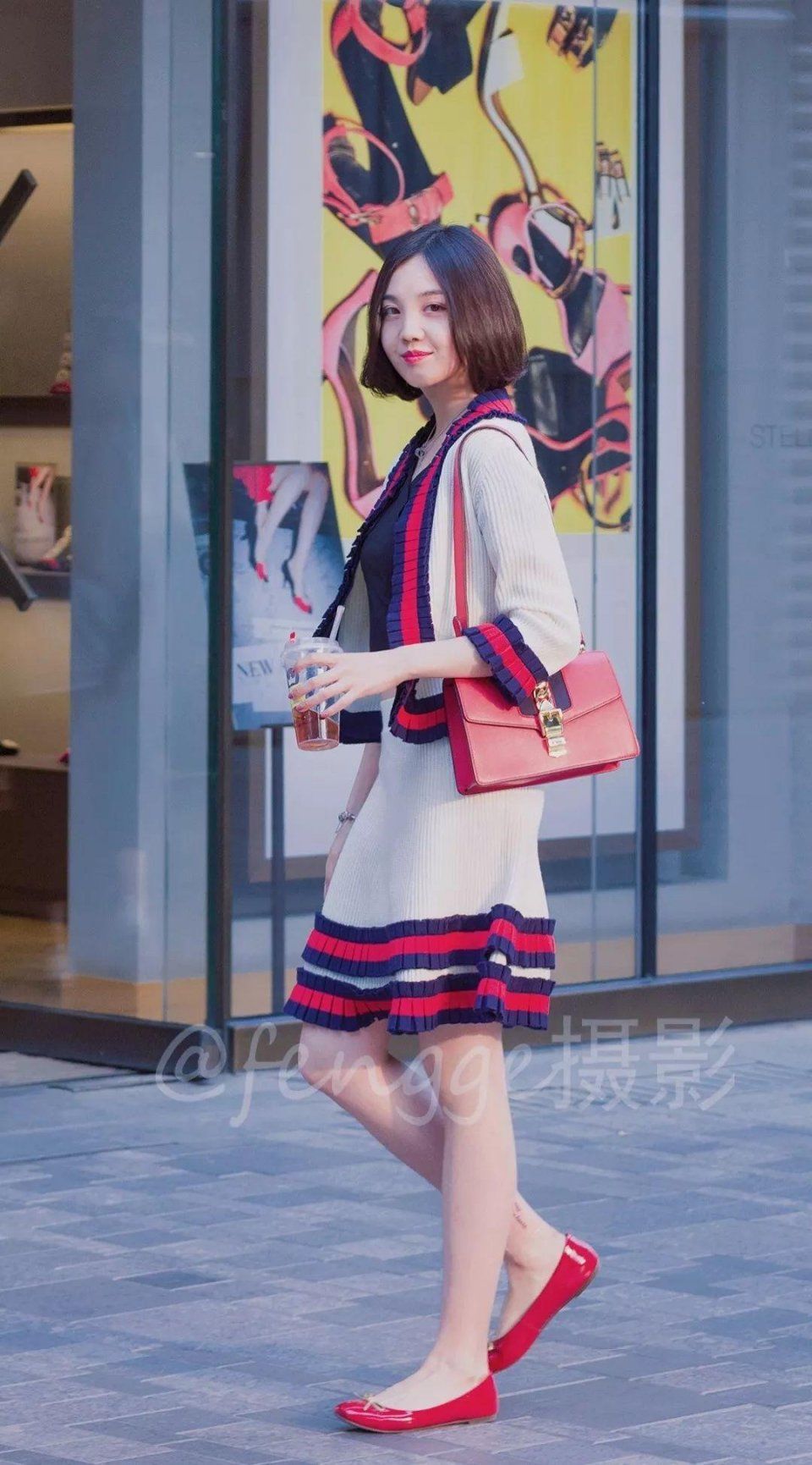 街拍:穿GUCCI套装的短发姑娘,真可说美女与时