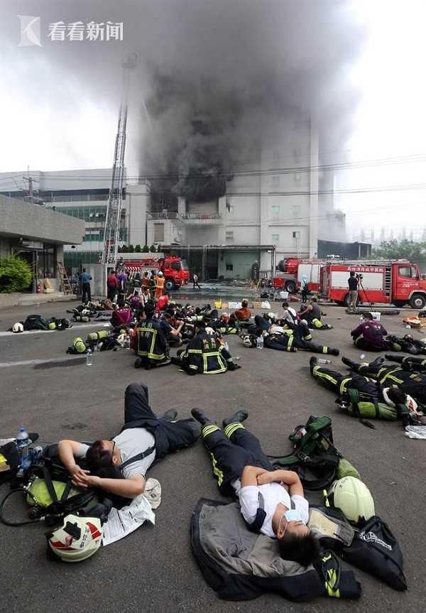 台湾大火延烧16小时 消防员忍悲痛持续灌救