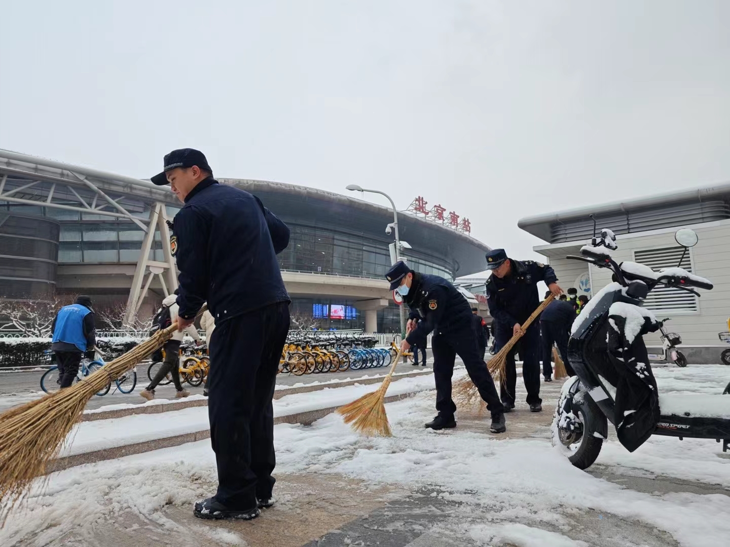 闻雪而动!北京市各大火车站地区凌晨启动扫雪铲冰工作 闻雪而动!北京市各大火车站地区凌晨启动扫雪铲冰工作