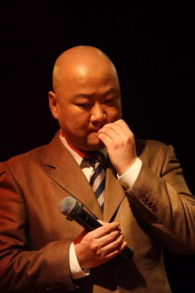 巩汉林出生在一个演艺世家,父母是河南梆子演员.
