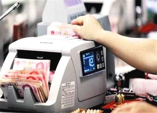 两个五千存一年和整一万存一年,得到的利息一