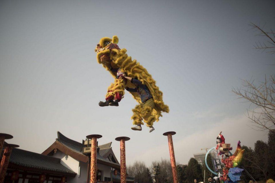 外国人眼里的中国春节:舞狮舞龙狗灯笼,财神爷