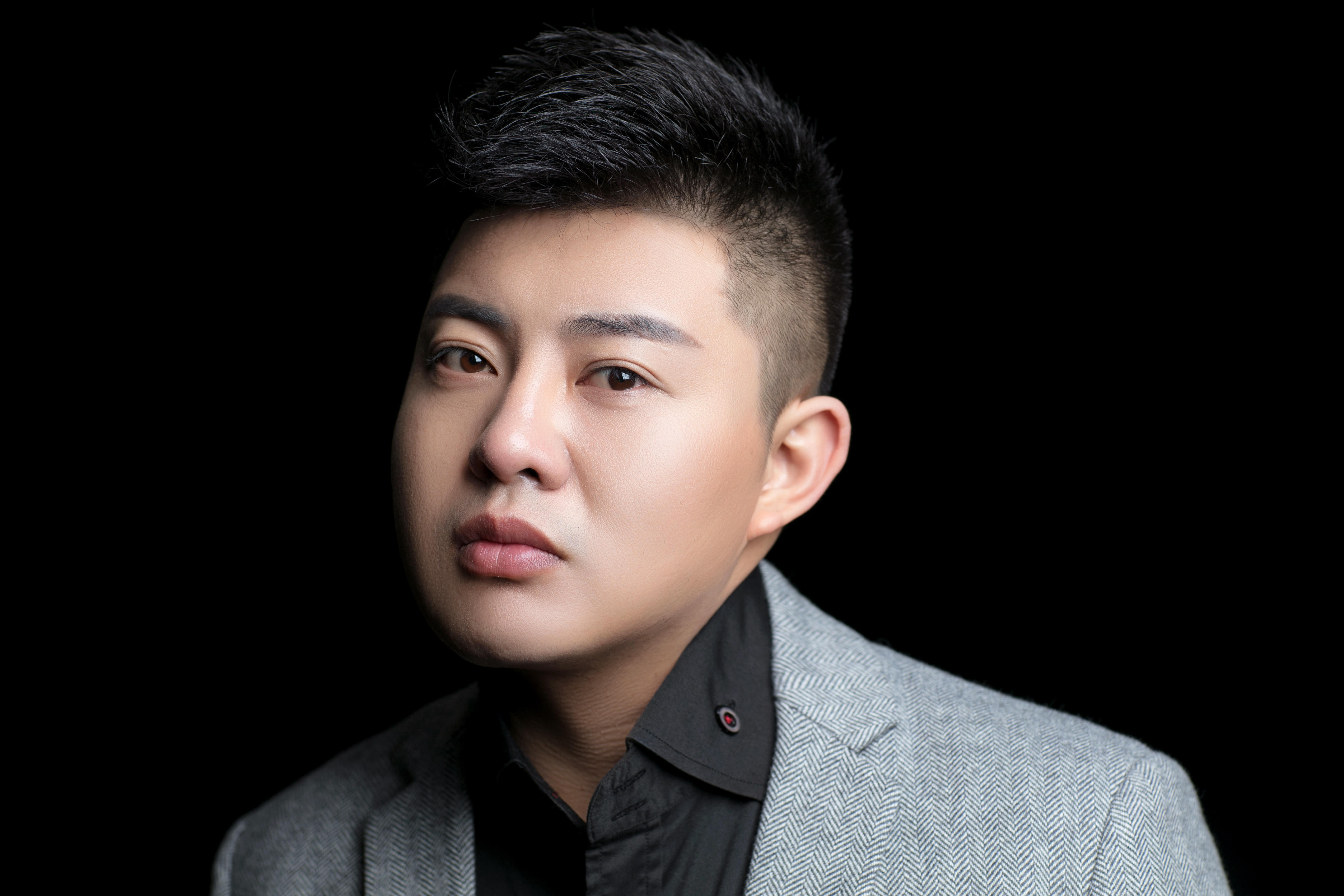 一禾先生《伤一个人总比爱一个人容易》唱出什